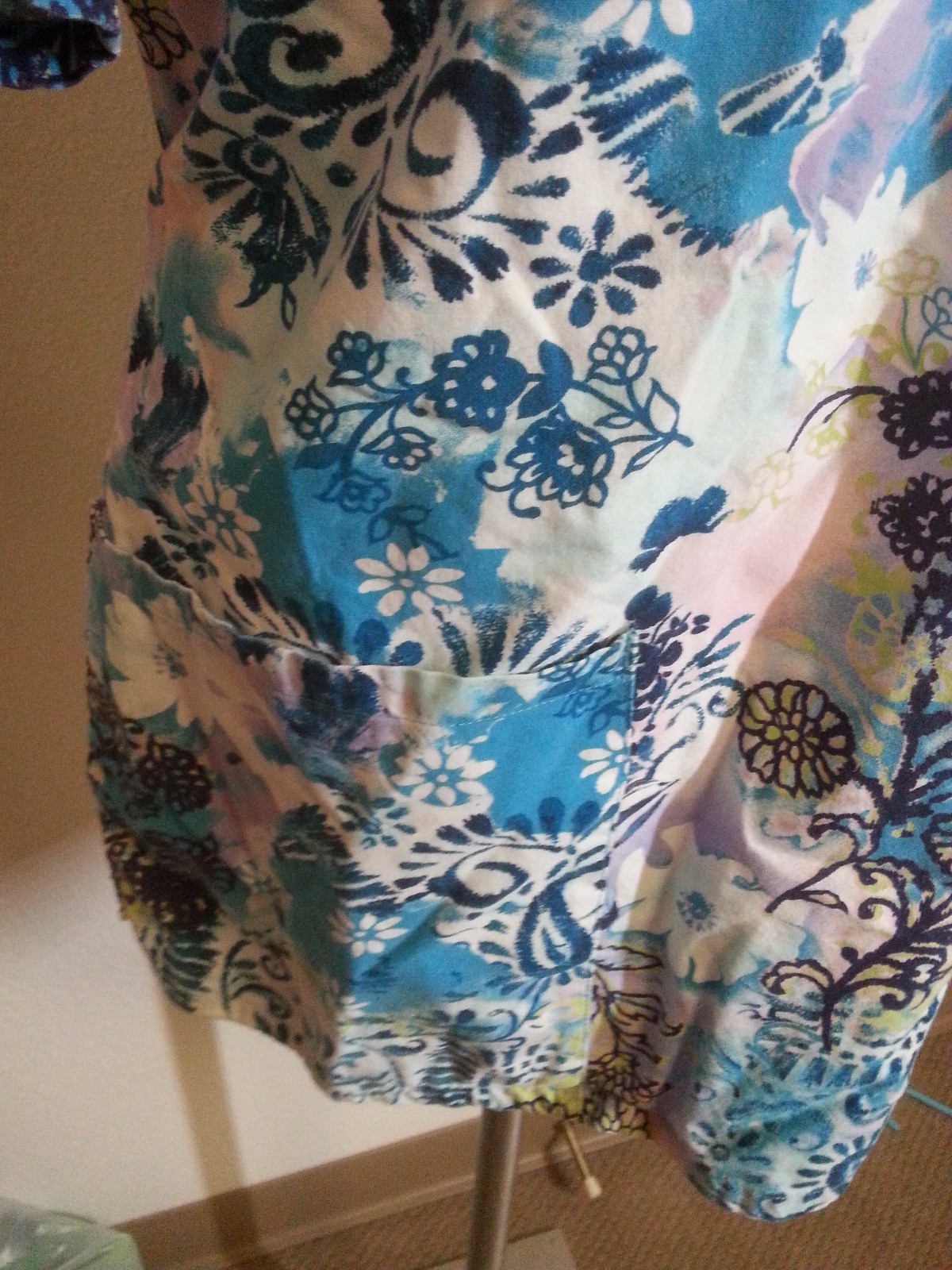 VLife M blue floral swirl scrub nurse doctor womens tie vneck medical print top