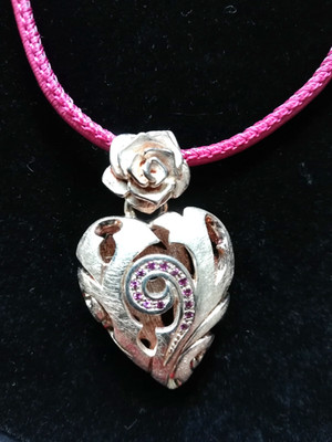 DRACHENFELS Rose of Antoine Exquisiter Herz Anhänger mit Rose und Rhodolithpaveé