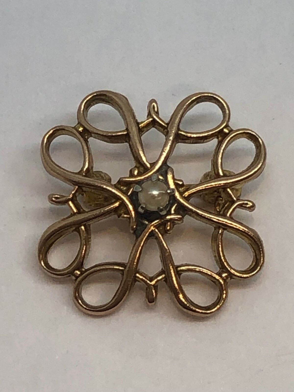 10KT Yellow Gold Vintage Pin Brooch w/ center 2.1mm Seed Pearl