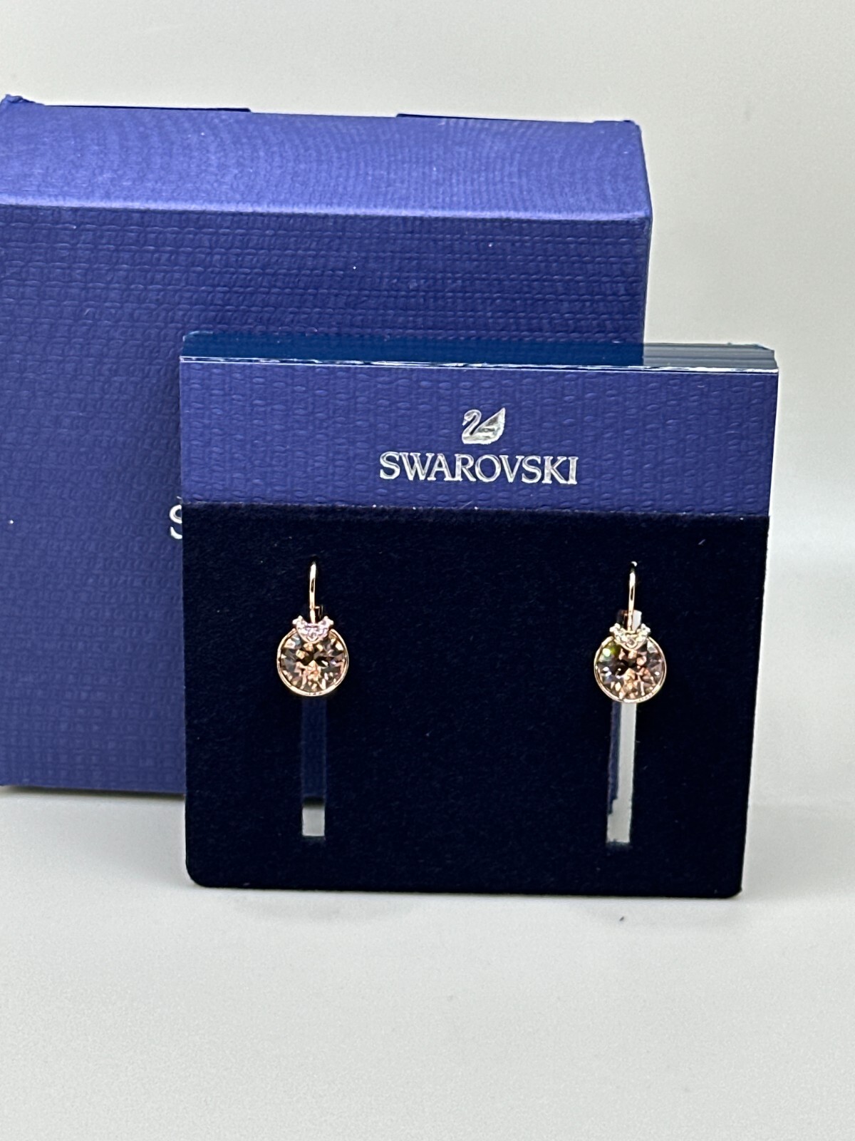 アクセサリー Belle Bella V drop earrings, Round cut, Gold tone, Rose gold-tone
