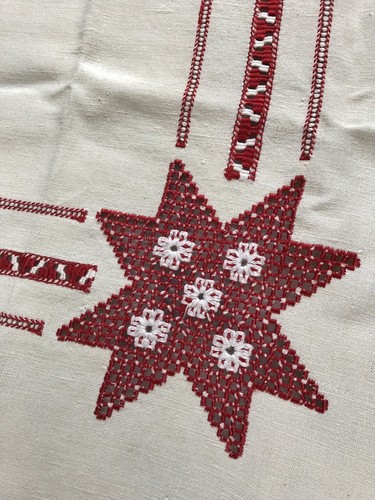 Vintage Crochet Linen Tablecloth 48 x 50 &  6 Napkins White Red Stars Snowflake