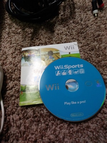 Nintendo Wii White Console Game Cube Compatible Bundle with Wii Sports TESTED
