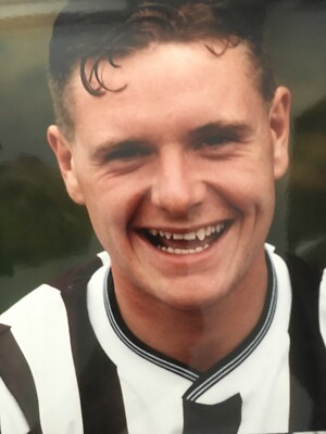 PAUL GASCOIGNE - NEWCASTLE & ENGLAND LEGEND - EXCELLENT UNSIGNED PHOTOGRAPH