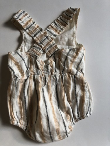 Old Navy Baby Girl White Gold Peekaboo Back Romper Size 0-3 Months EUC