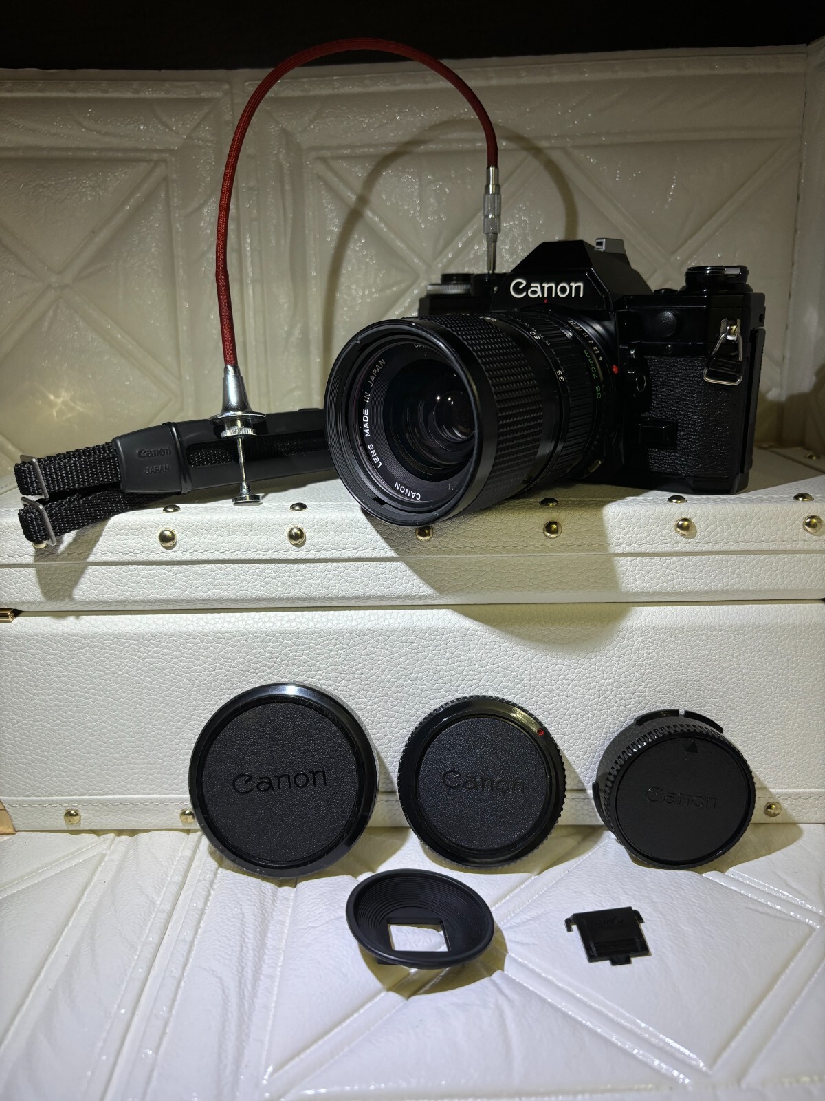 NEAR MINT w/ STRAP 》 Canon AE-1 Black NEW FD 35-70mm f4 NEAR MINT w/ STRAP 》 Canon AE-1 Black NEW FD 35-70mm f4