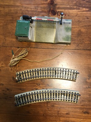 N SCALE 2 PIECES TRAIN TRACK AND RAILROAD CROSSING STATION