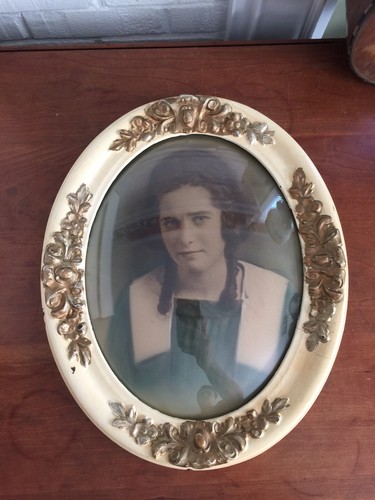 Antique Oval Gilt Ornate Victorian Picture ~ Painted Frame ~ Bubble Glass