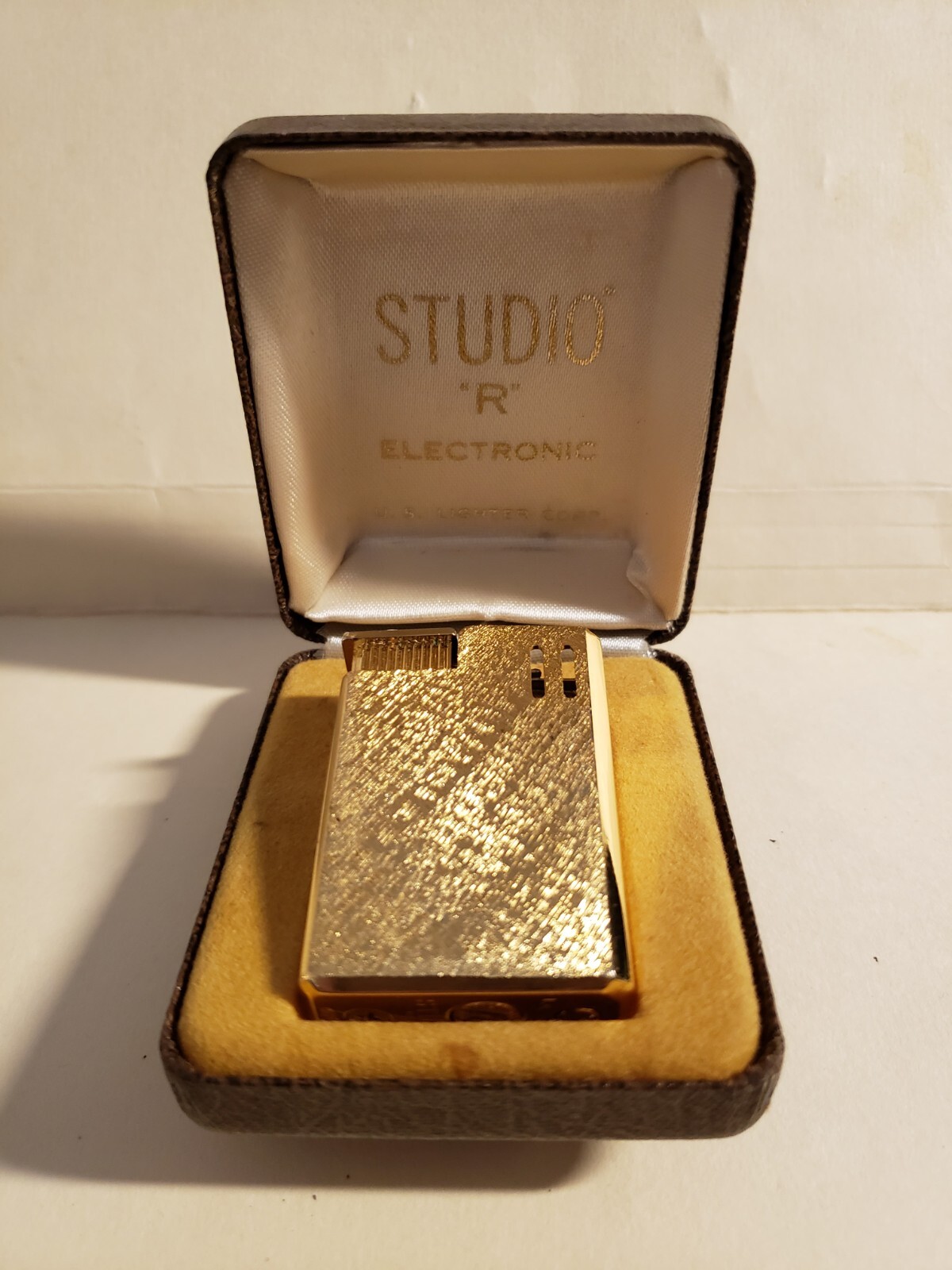 VINTAGE STUDIO R LIGHTER GOLD TONE 