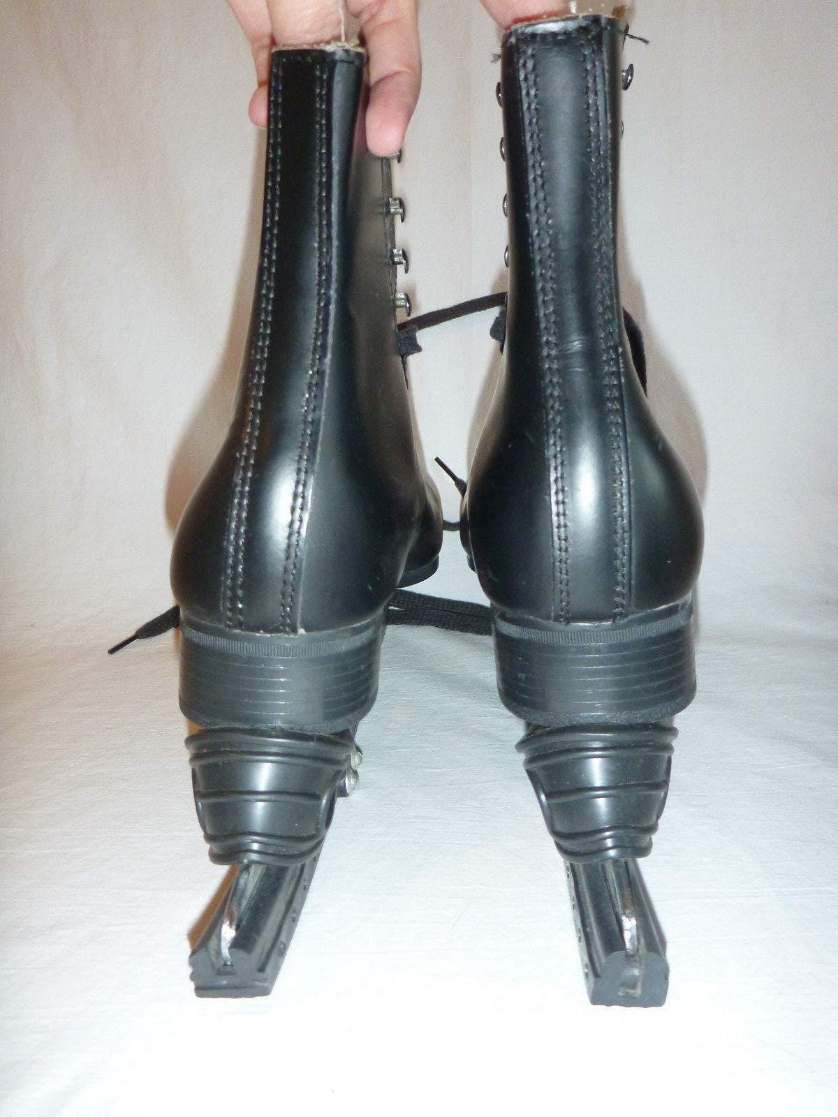 Bauer Ice Skates Black Size 7 Recreational Skates with Blade Guards