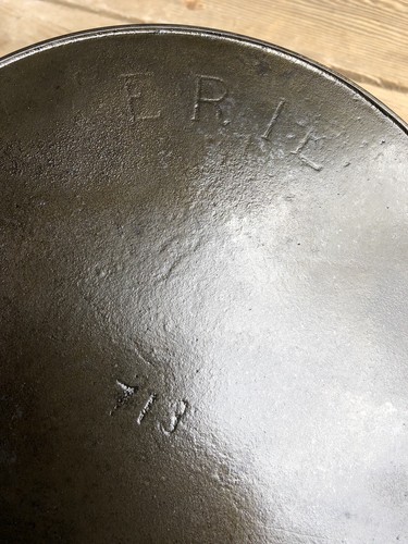 PRE GRISWOLD ERIE 9 3RD SERIES PN 713 CAST IRON SKILLET!CLEANED AND RE-SEASONED