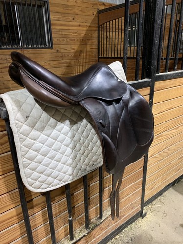 17” Devoucoux Chiberta Monoflap Jump Saddle