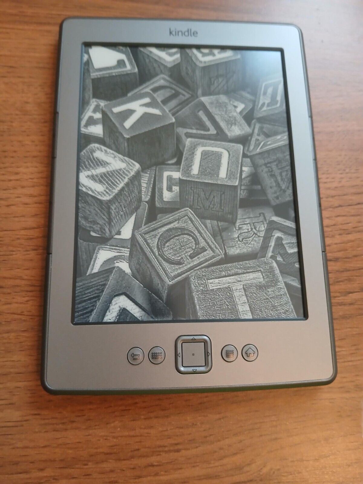 Amazon Kindle 4th Gen - 2GB - D01100 - 6