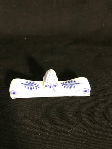 ROYAL COPENHAGEN CHINA BLUE FLUTED PATTERN KNIFE REST 1/134