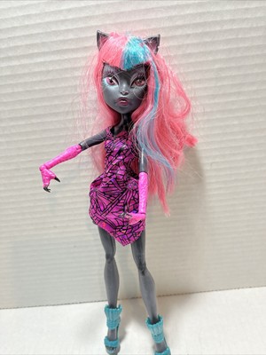 Monster High Boo York Catty Noir City Schemes Mattel Pink/Blue Hair Pink Dress