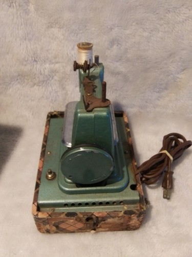 VINTAGE 1950 BETSY ROSS MINIATURE CHILD'S TOY ELECTRIC SEWING MACHINE RED CASE