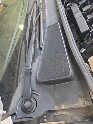 Used Right Wiper Arm fits: FORD FOCUS 12 13 14 15 16 17 18