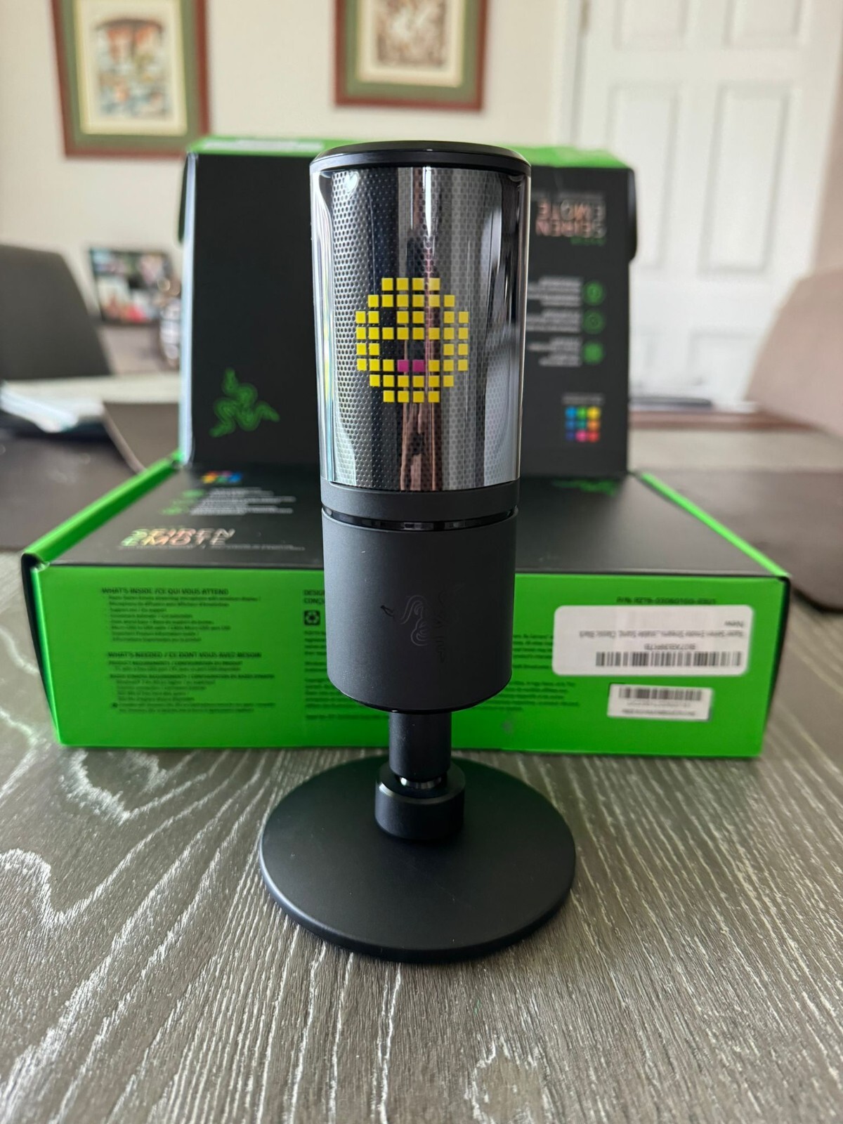 [新品未開封] Razer Seiren Emote Razer Seiren Emote Streaming Microphone LED Display