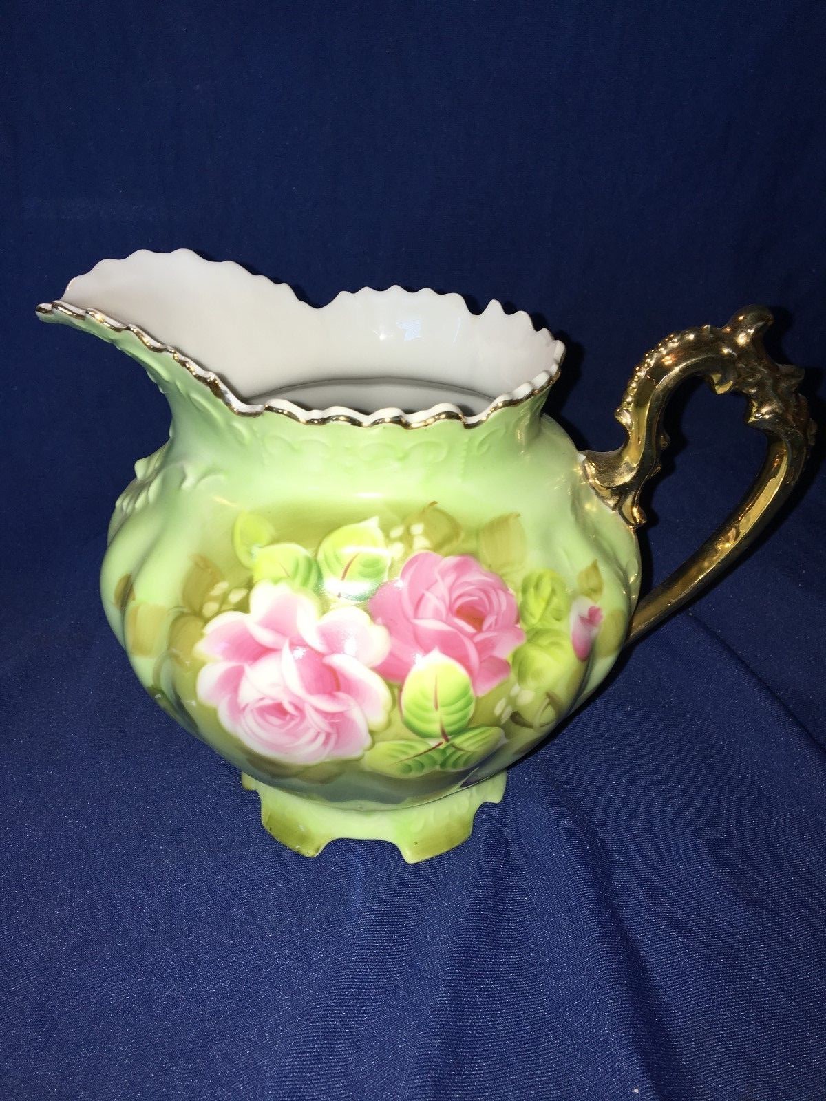 VINTAGE LEFTON CHINA FLORAL PATTERN PITCHER WITH GOLD TRIM & A SCALLOPED HANDLE