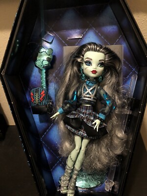 Mattel Monster High Haunt Couture Frankie Stein Doll w/box Missing 1 Lever Heel