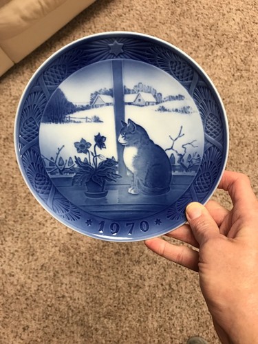 Royal Copenhagen Christmas Plate 1970 Christmas Rose and Cat  JULEROSE OG KAT