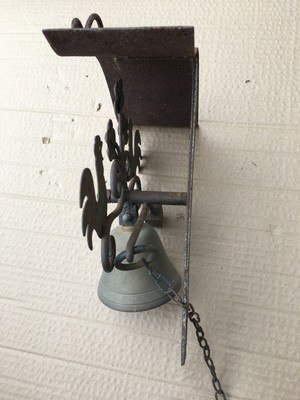 Vintage Rustic Double Rooster Metal Wall Mount Brass Door Bell Farm Garden Decor