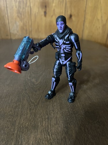 フォートナイト フィギュアセット Peely & Skull Trooper Amazon.com: McFarlane Toys Fortnite Skull Trooper Premium