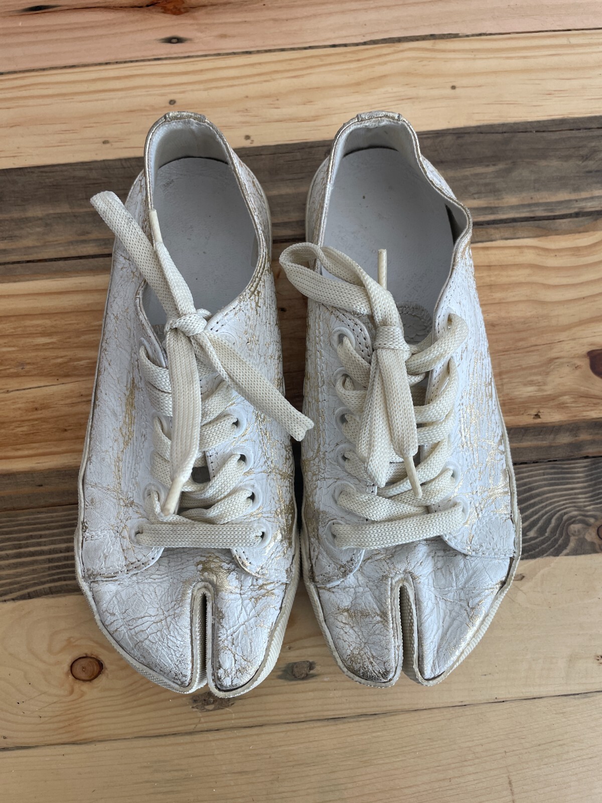 MAISON MARGIELA VANDAL TABI PAINTED LOW SNEAKERS WHITE/GOLD MAISON MARGIELA VANDAL TABI PAINTED LOW SNEAKERS WHITE/GOLD