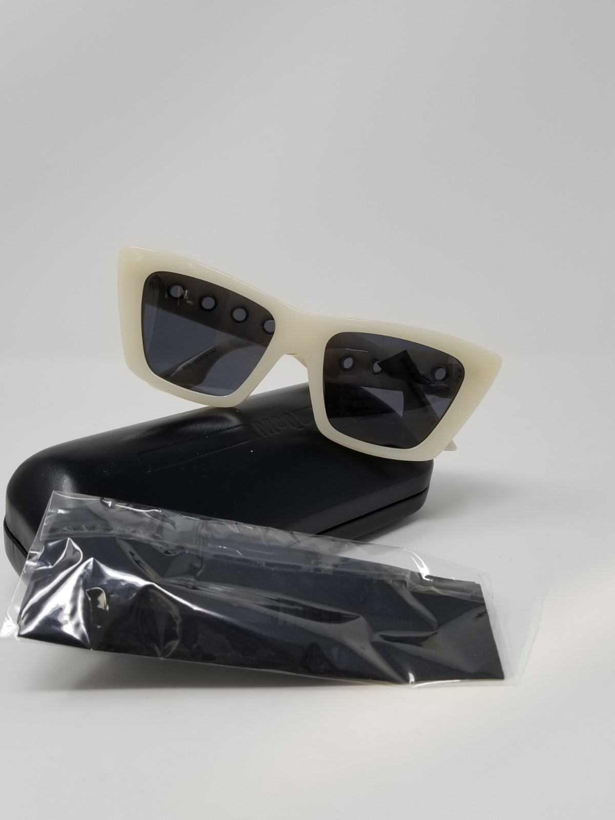 サングラス ALEXANDER MCQUEEN Ivory Acetate Sunglasses Alexander McQueen Eyelet Angular Cat-Eye Sunglasses Ivory