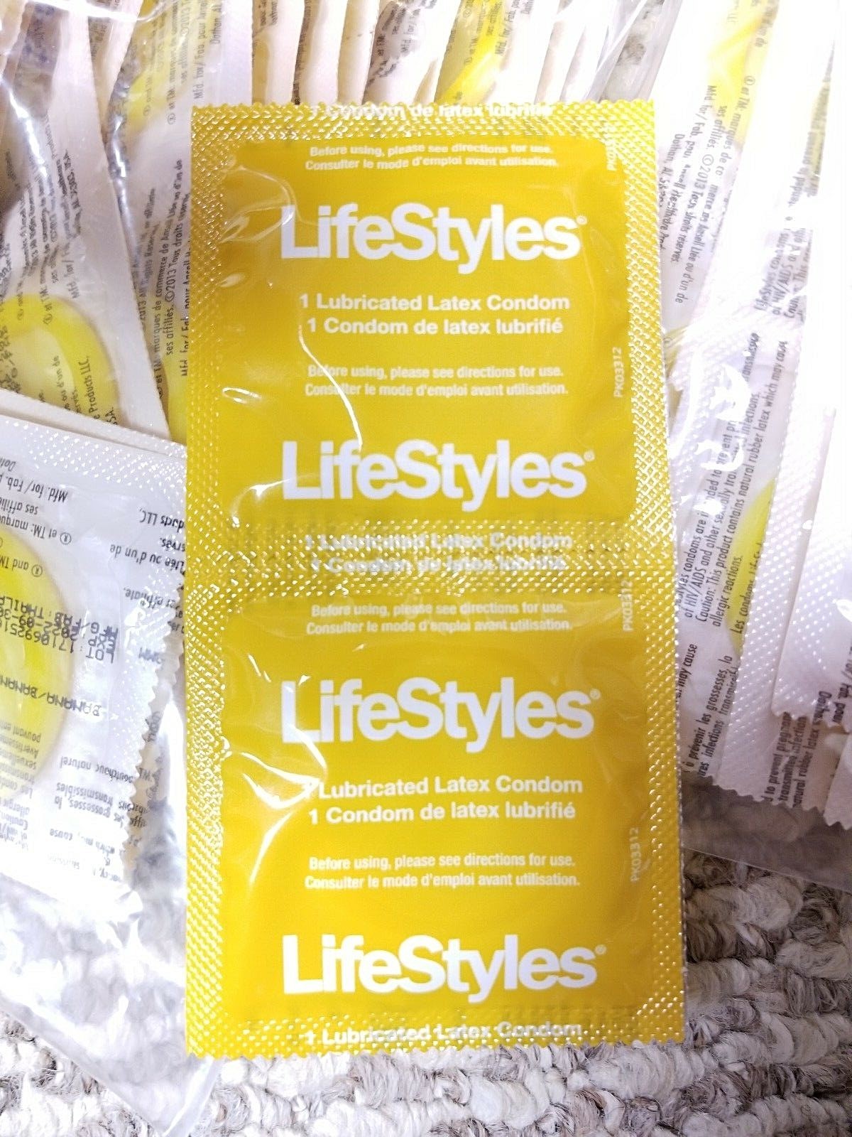 LOT OF 24 FLAVORED  LIFESTYLES LATEX  BANANA  CONDOMS EX/11/2022