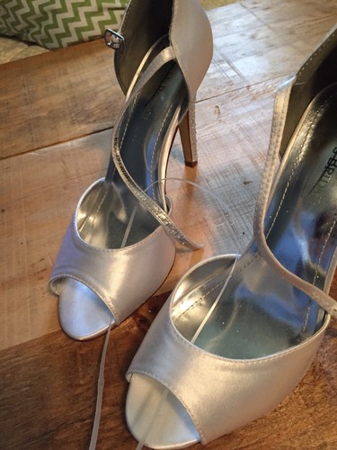 Davids Bridal White Satin With Rhinestone Heels Shoes Size 7 1/2 NWOT