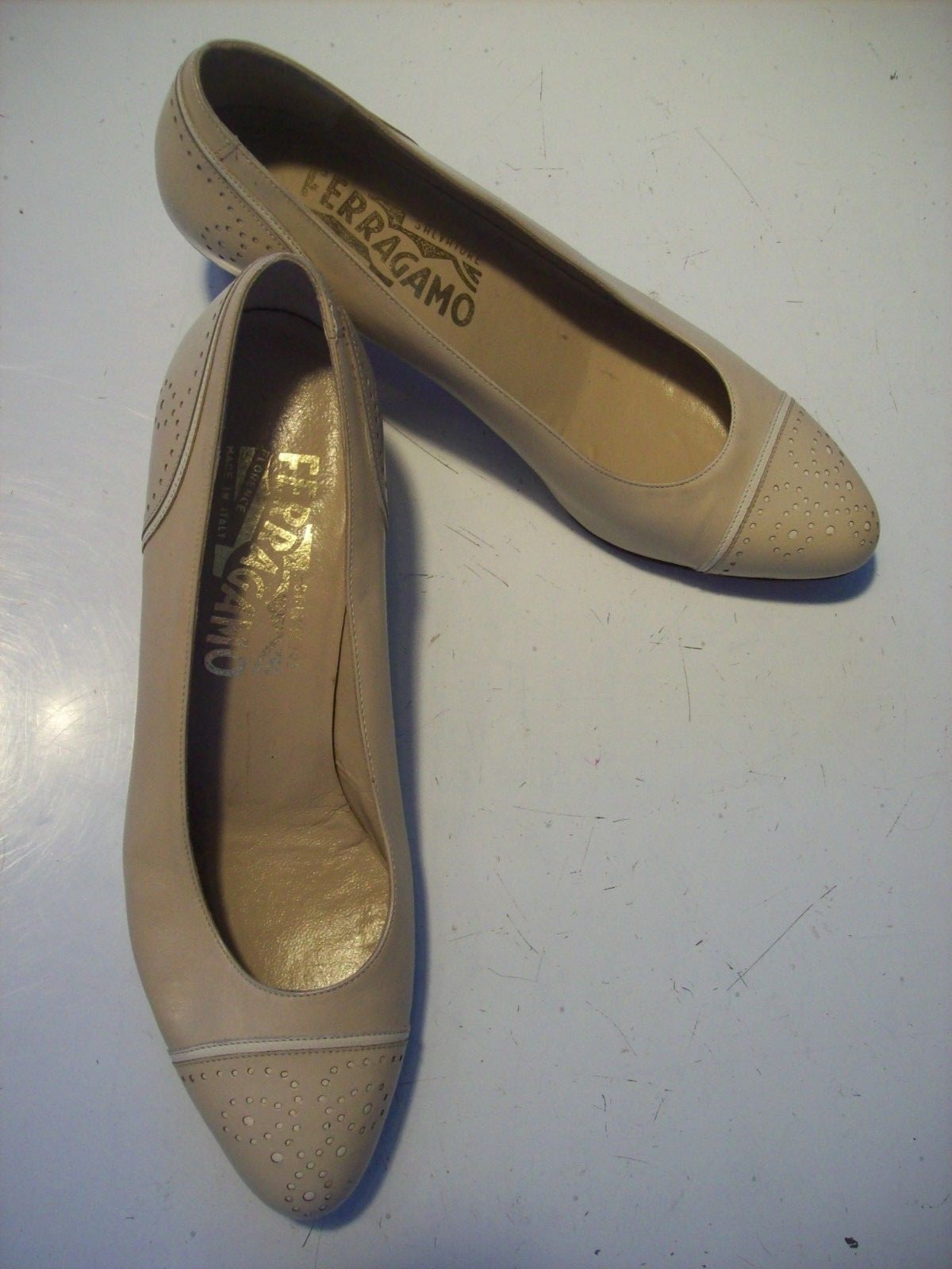 Vintage Salvatore Ferragamo Ivory Leather Pumps Heels Wingtip Shoe Size 5 cLOSeT