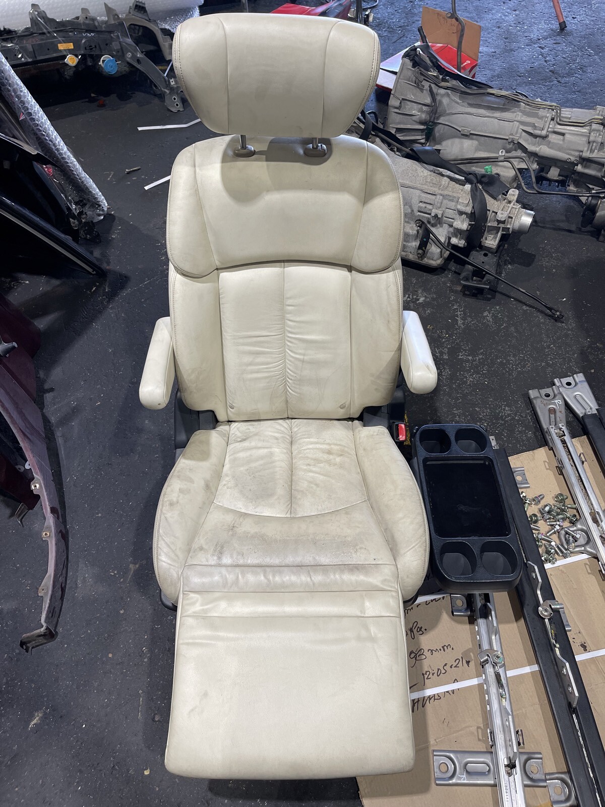 NISSAN ELGRAND E52 SECOND ROW L AND R SEATS WITH RAILINGS AND BRACKETS - thumbnail 3