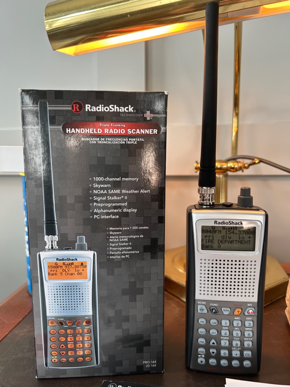 Handheld portable 1000 channel scanner  plus noaa weather radio used only once!