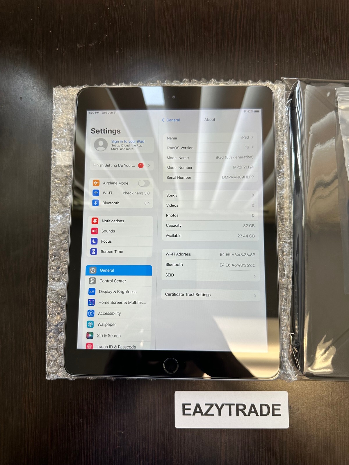Apple iPad 5th Gen, Wi-Fi, 9.7in - 32GB 128GB - Gray Silver