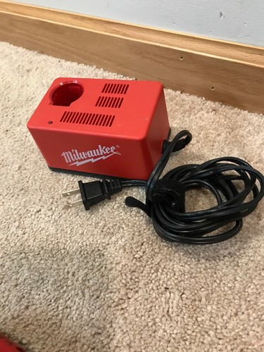 **MINT** Milwaukee Cordless Screwdriver 2 Speed 6546-1   2.4V Battery + Charger