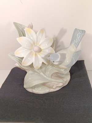 Vtg Porcelain Glaze Handpaint, 3D Design Daisy Flower W/ Jay Bird Figurine.