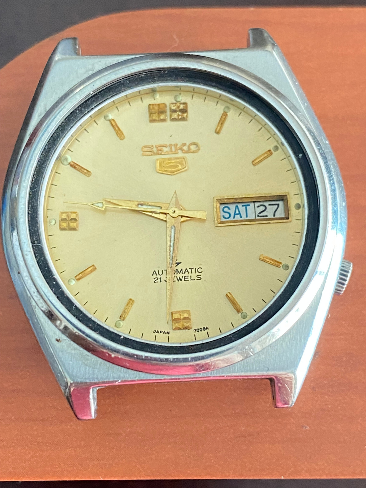VINTAGE MEN'S SEIKO 5 WRIST WATCH, CAL. 7009A , RUNNING GOOD VINTAGE MEN'S SEIKO 5 WRIST WATCH, CAL. 7009A , RUNNING GOOD