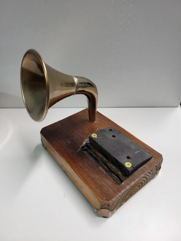 Hammer & Axe Wood Smartphone Amplifier with Brass Gramophone Cell Phone Horn
