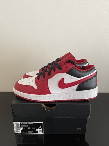 NIKE NIKE AIR JORDAN 1 LOW (GS) „REVERSE CHICAGO / BULLS“ - GRÖSSE: EU 38 - NEU