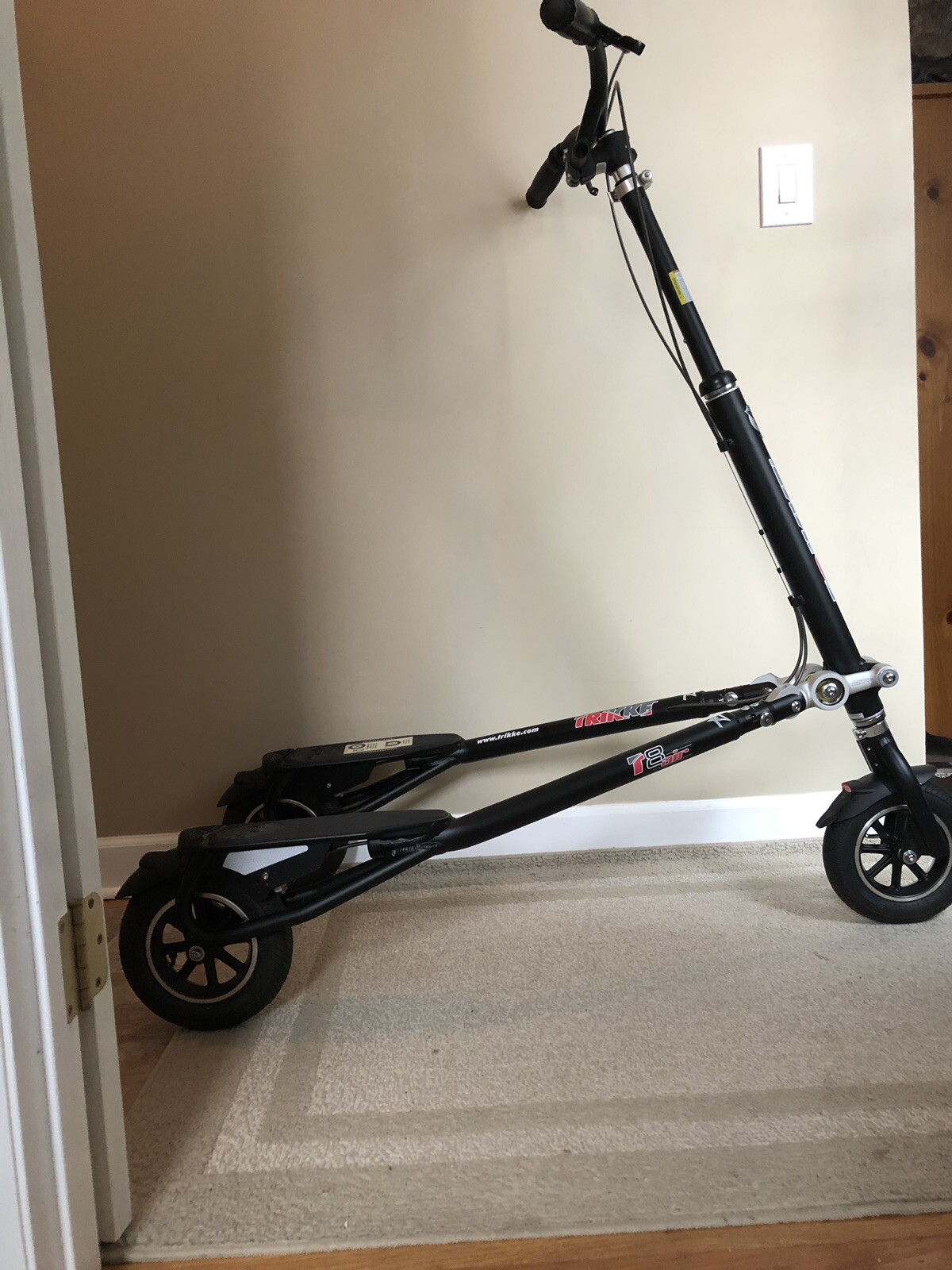 Trikke T8 Air Carving Scooter 3 Wheel Cambering Folding (Black) Barely Used