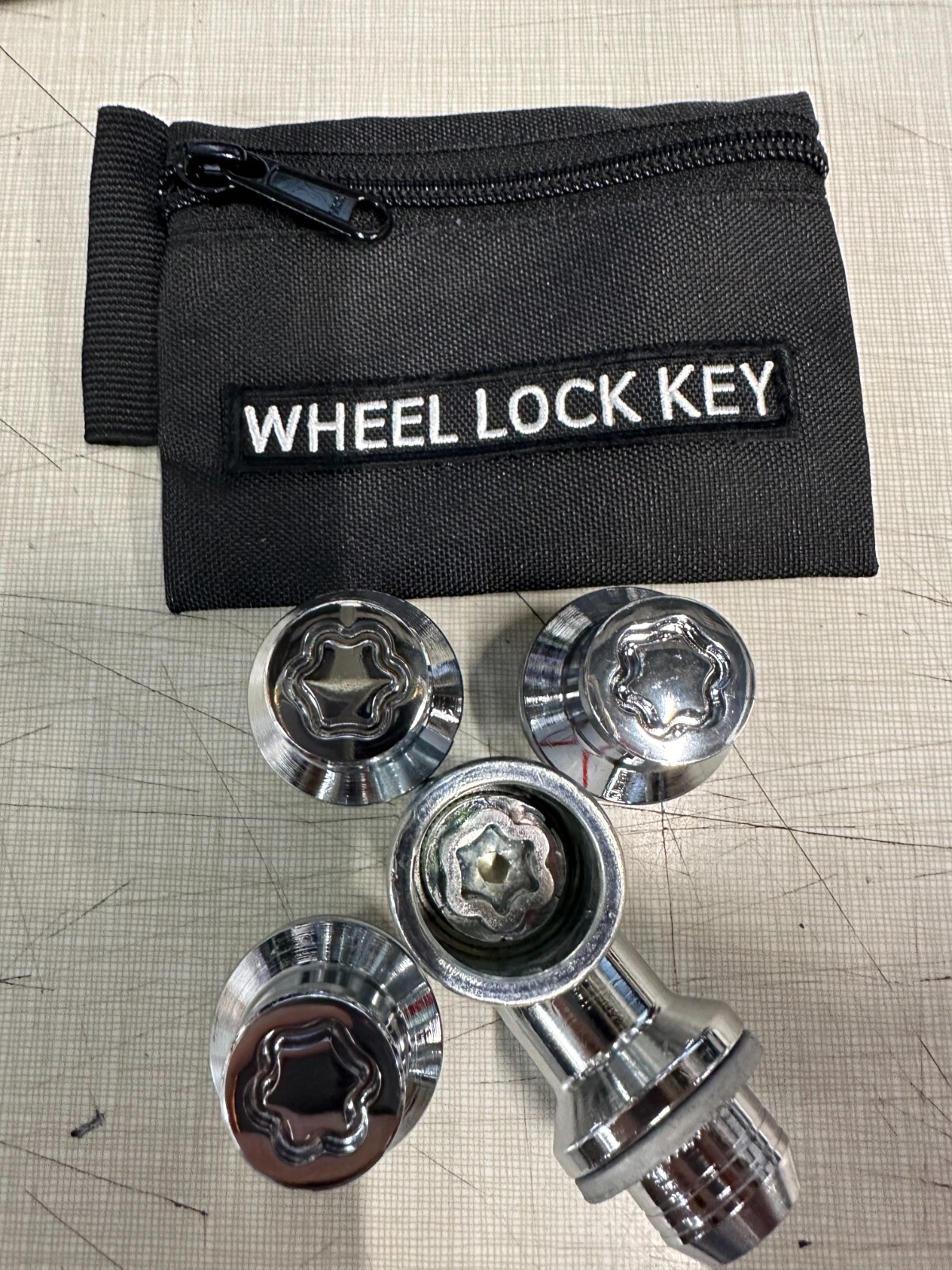 汎用魔法 NEW OEM NISSAN WHEEL LOCK SET WITH KEY AND CASE - PATHFINDER