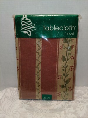 Bed Bath & Beyond 60 x 84 Oblong Christmas Holly Tablecloth Red & Green NEW!
