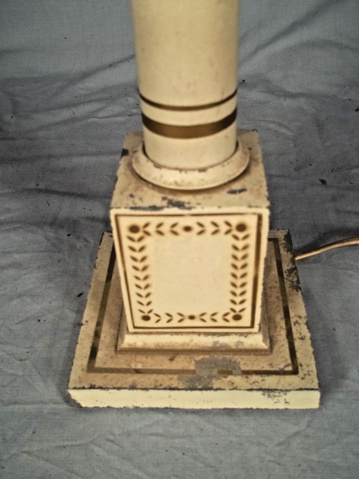 VINTAGE MID CENTURY CLASSICAL DECORATED WHITE FRENCH TOLE COLUMN LAMP