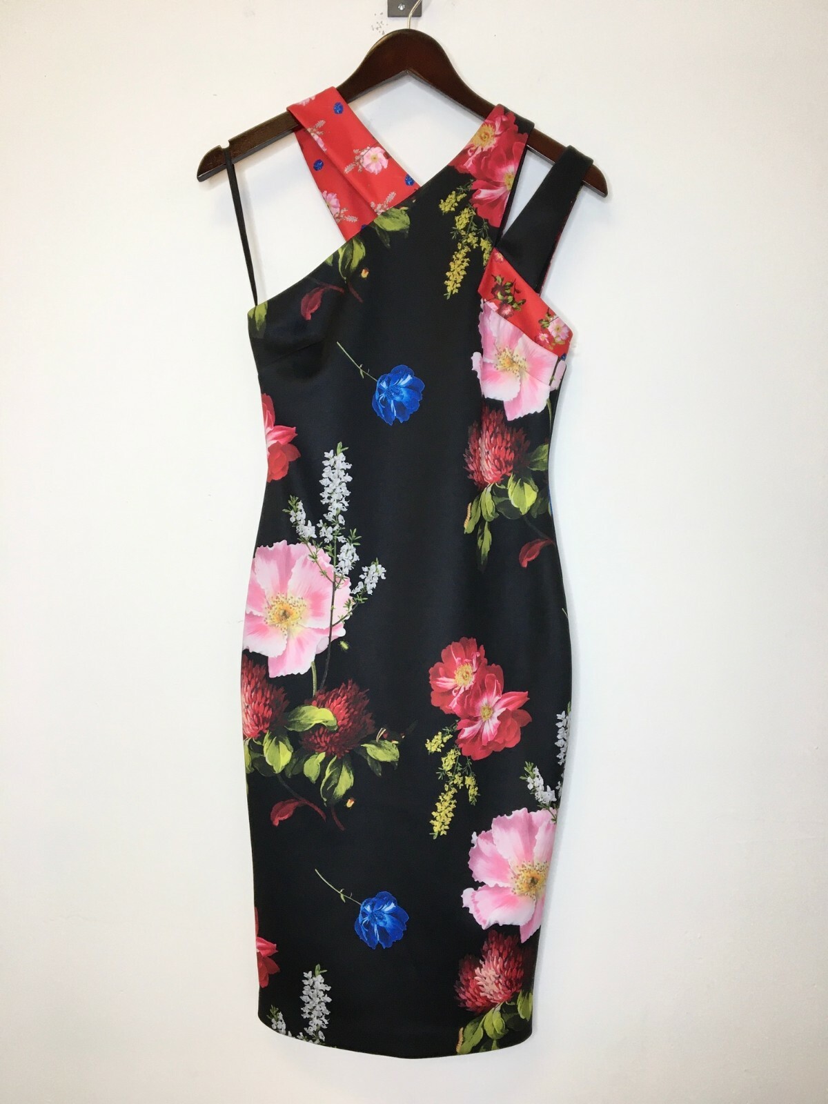 

Черное эластичное платье-футляр с асимметричным вырезом TED BAKER с цветочным принтом POLAYO 1 0/2, Multicolor