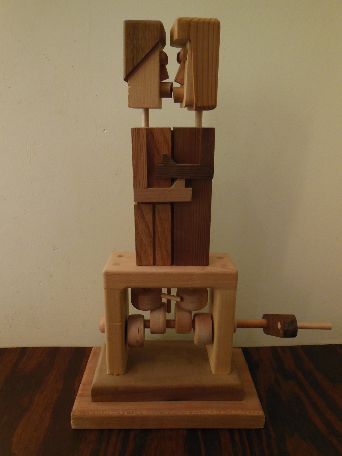 Wood Mechanical Crank Operation Kissing Couple*LOOKs like Timberkits* TOO CUTE!