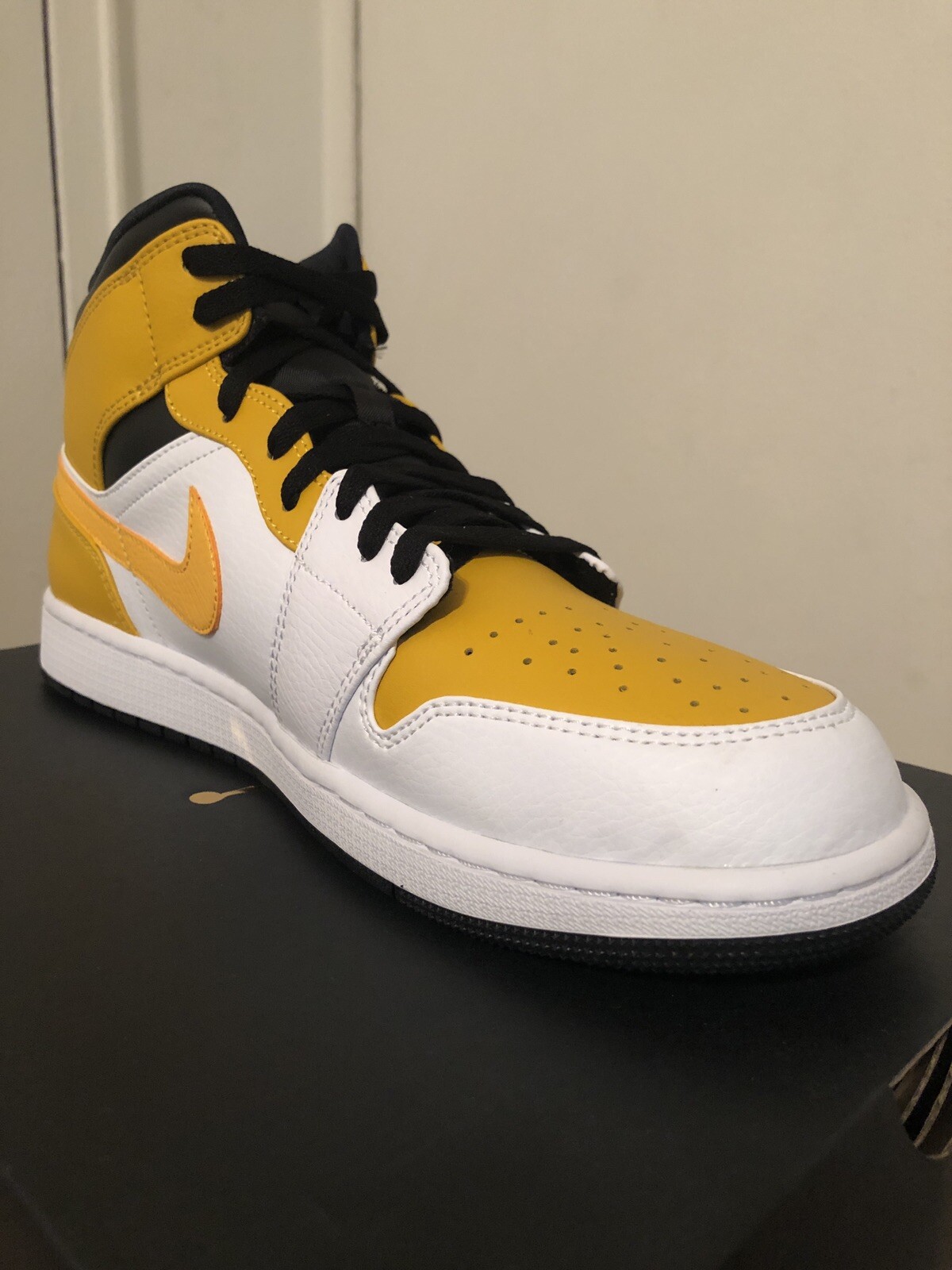 JORDAN 1 MID BASKETBALL SHOES WHITE 