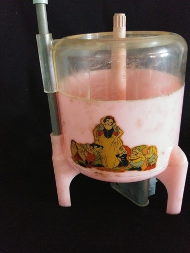 VTG ORIGINAL SNOW WHITE AND THE SEVEN DWARFS PLATIC WIND-UP WASHING MACHINE 1950