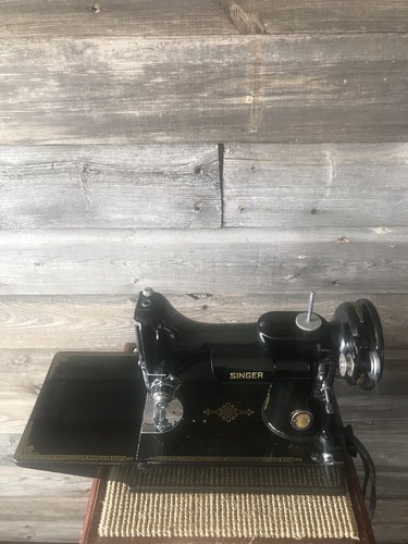 Vintage Singer 221-1 Featherweight Sewing Machine