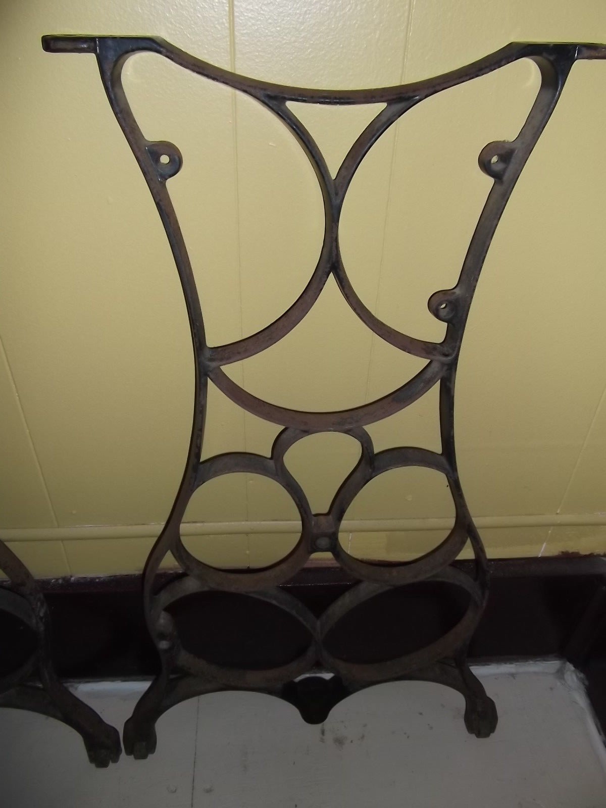 CAST IRON LEGS ANTIQUE INDUSTRIAL MACHINE AGE TABLE BASE Sewing Machine