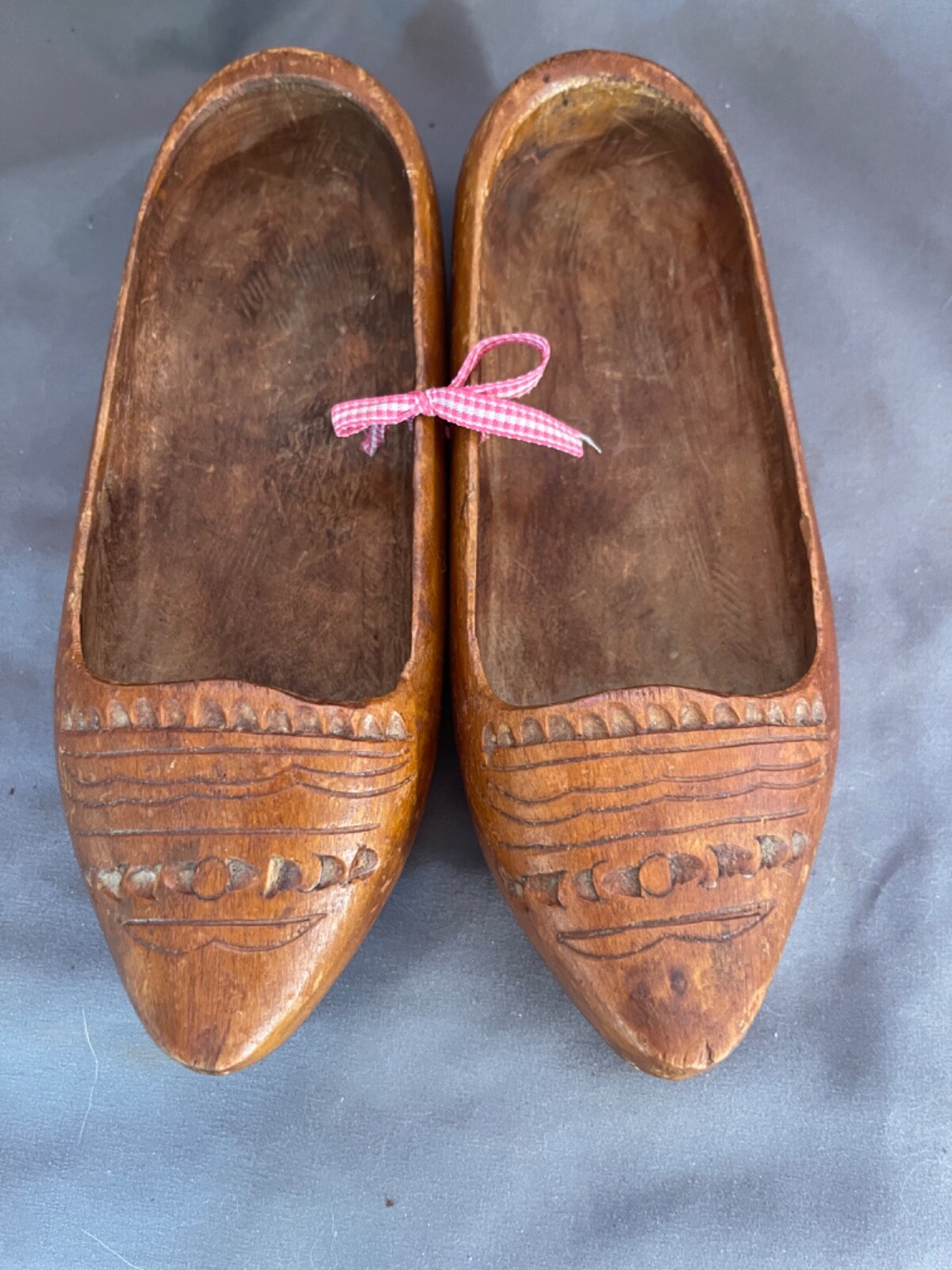 【586389】木 : Savoir & Faire Antique carved French wooden shoes clogs Signed Wingate